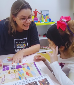 profissional aplicando a psicopedagogia