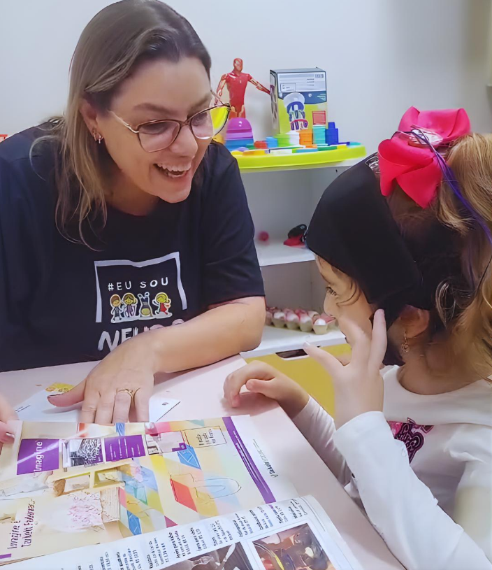 profissional aplicando a psicopedagogia