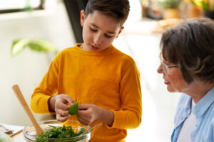 avó e neto montando uma refeição juntos para aprimorar a função cerebral